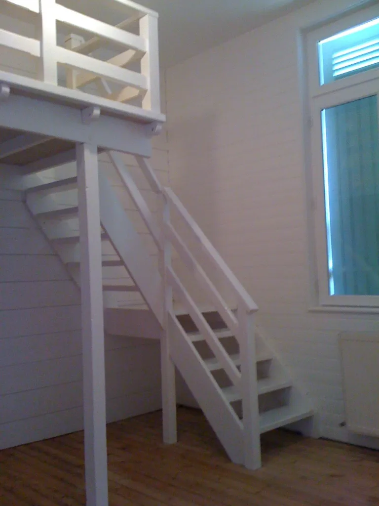 Réalisation d'un escalier en bois et en acier sur-mesure à Bordeaux, ainsi qu'un agencement sous l'escalier à la teste de buch