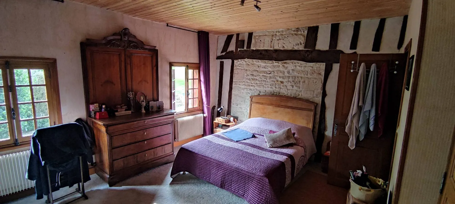A vendre, propriété normande proche de SAINT-PIERRE-SUR-DIVES (14170), composée de deux maisons et de nombreuses dépendances sur un terrain arboré de plus de 4 000 m². Possibilités : maison familiale, projet de gîte ou résidence secondaire.