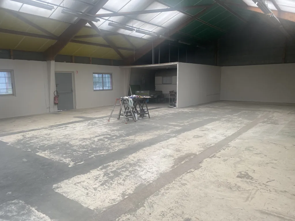 LOCAUX D'ACTIVITÉS - A VENDRE