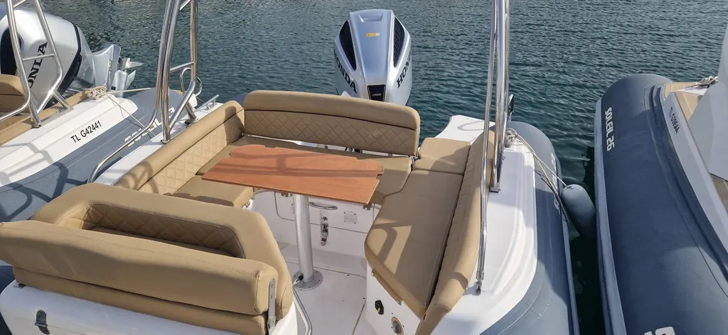 Bateau semi rigide Salpa parfait état à Bandol