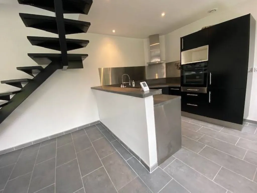 A acheter magnifique longère rénovée de 91m² sur un terrain de 650m² sans vis à vis sur la commune de CAUDEBEC LES ELBEUF 76320