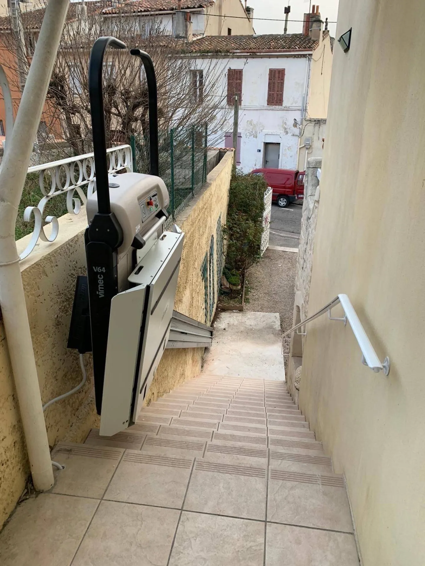 Création d'une accessibilité via une plateforme monte-escalier VIMEC V64 dans un escalier droit à Marseille