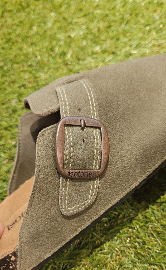 Sabots/mules ISOTONER kaki disponible chez Evasion à Eu