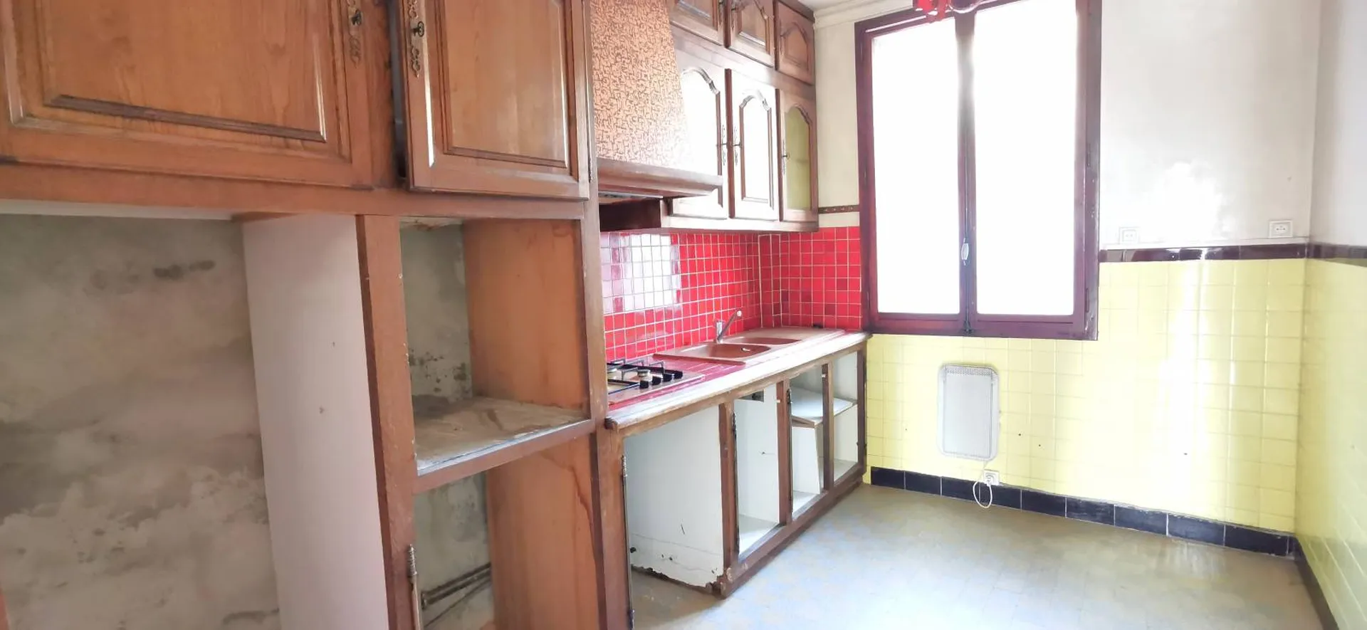 Appartement T2 Cassis  en rez-de-chaussée avec spacieuse terrasse vue mer dans résidence fermée derrière le port