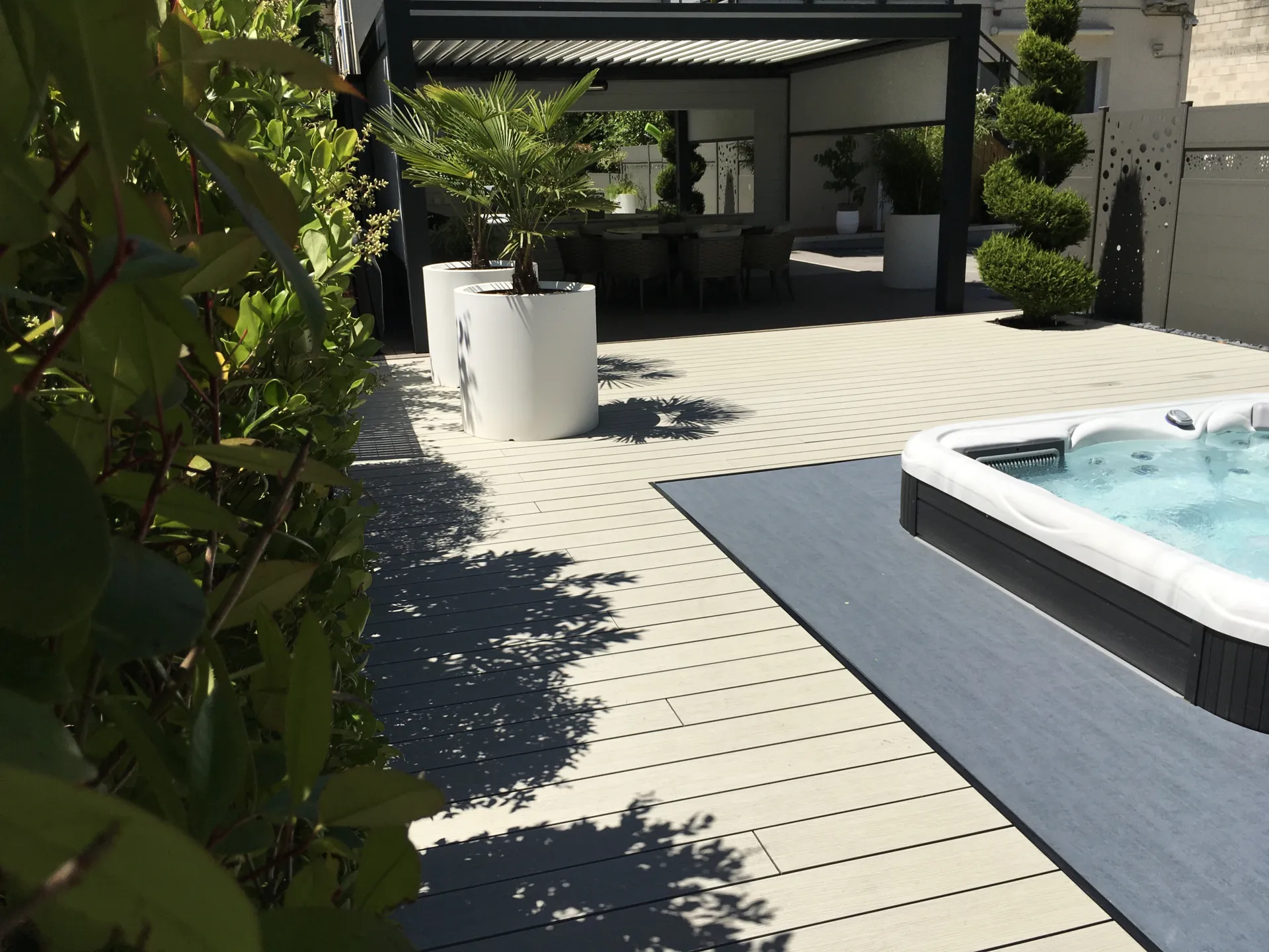 Intégration d’une pergola bioclimatique aluminium avec store enroulable motorisation Somfy sur les trois cotés à Danjoutin près de Belfort