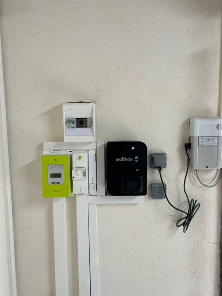 Pose d'une borne de recharge Wallbox à Cuge les pins avec Provence Energie Solaire Services dès 3 499€