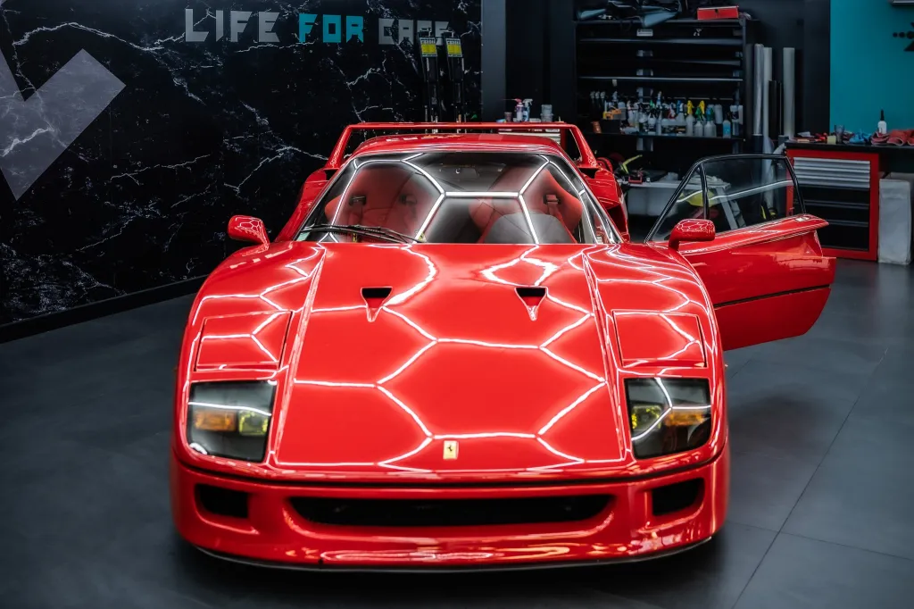 Protection complète XPEL Ultimate Plus sur une Ferrari F40 sur mesure près d’Andorre