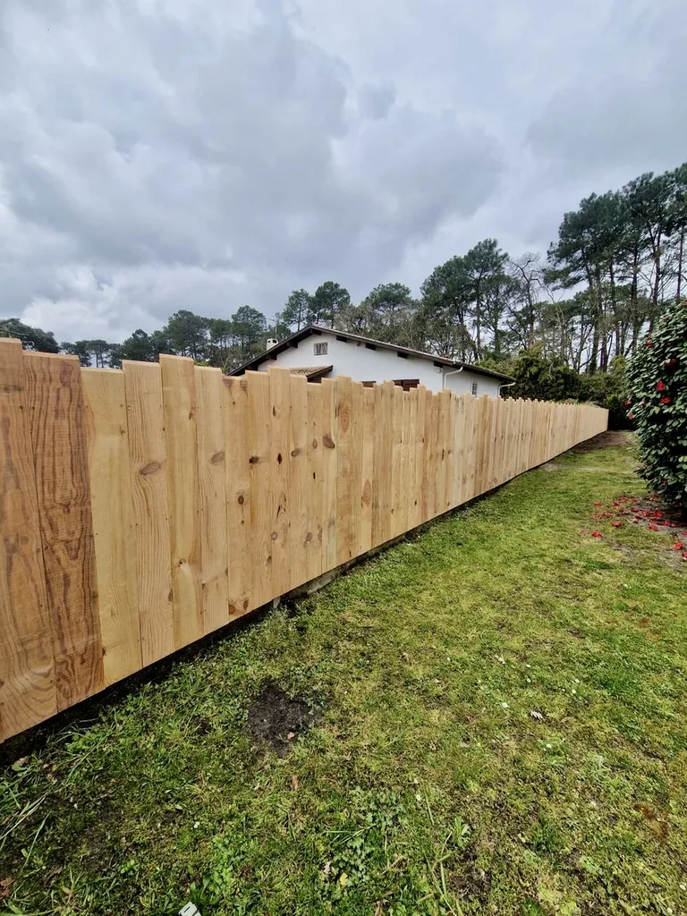 Création clôture en volige esthétique et durable à Gujan-Mestras, bassin d’Arcachon