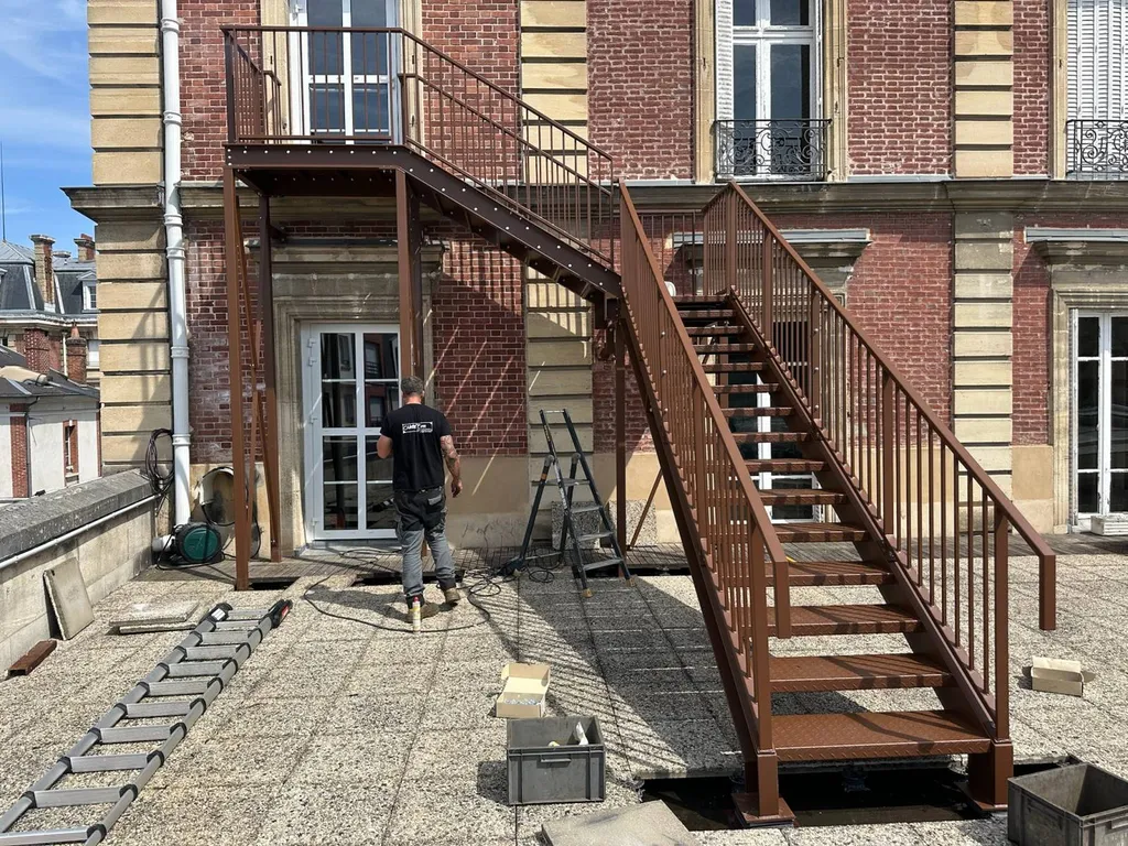 Réalisation d’un escalier métallique thermolaqué – Sortie de secours ERP (Eure)