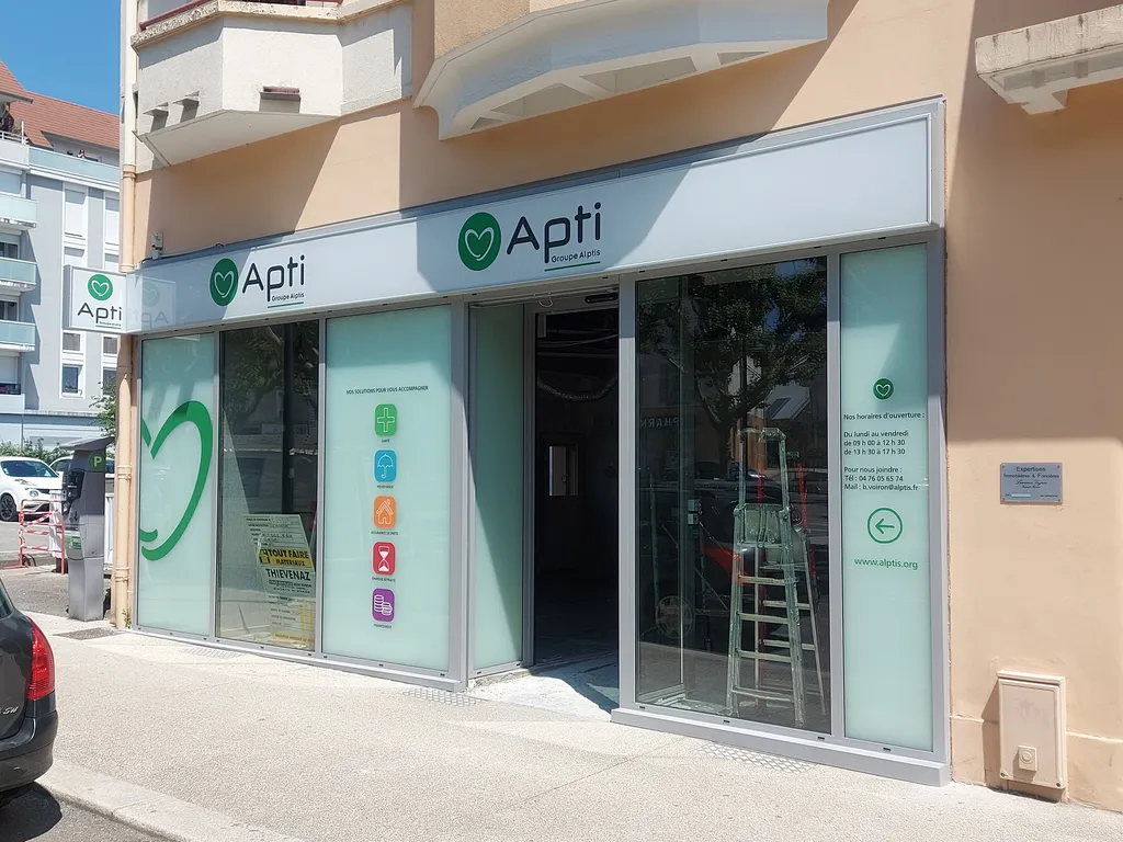 Réalisation complète de façade commerciale et enseigne extérieure sur mesure pour le cabinet d’assurance Apti à Voiron en Isère