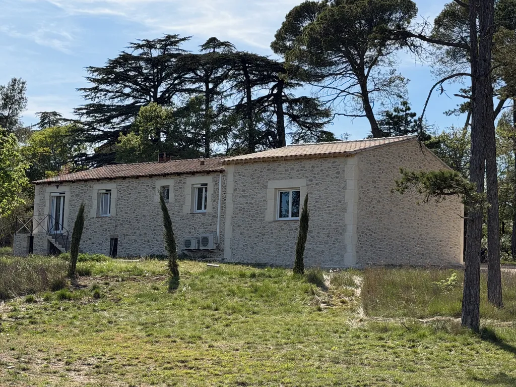 Rénovation des façades d’une maison traditionnelle dans le Domaine de Bonelli à Conqueyrac dans le Gard en finition « Pierre » avec des enduits à la chaux