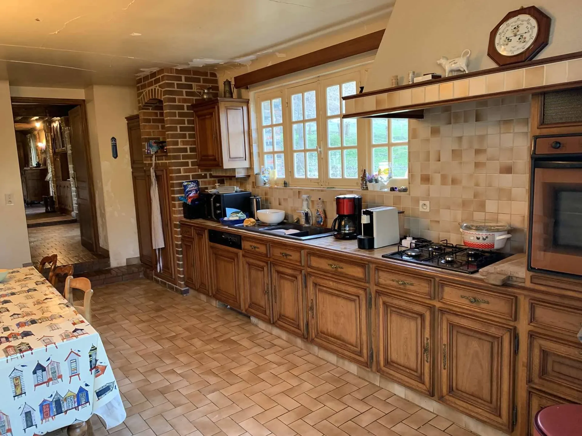 Située dans le Sud du PAYS D'AUGE,  département de l'ORNE 61 et à proximité de la ville de VIMOUTIERS 61120, l'Agence Terres et Demeures de Normandie de LISIEUX (14100) - 41 avenue Victor HUGO,  vous propose à la vente cette exploitation agricole d'e