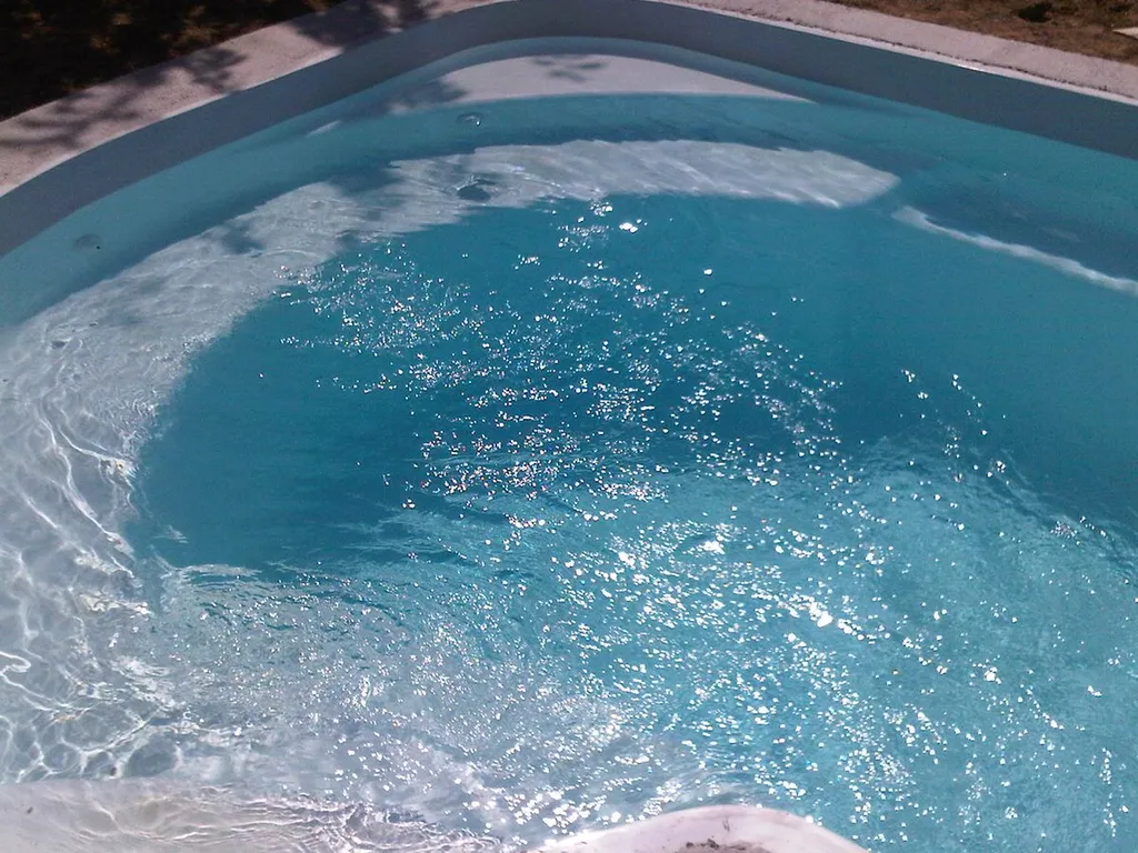 PISCINE A FOND PENTE - 40 %