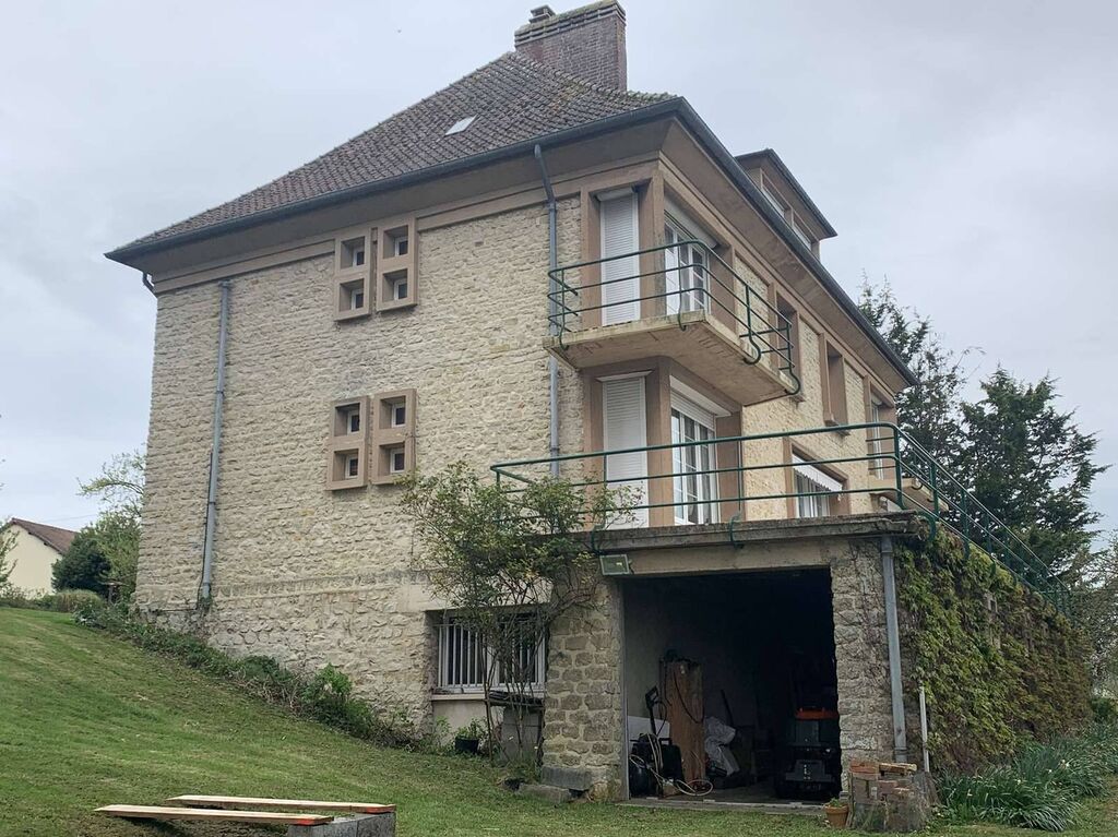 VIMOUTIERS (ORNE) : Grande maison en pierres avec parc arboré