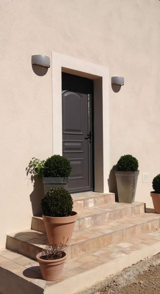 Entrée avec marches en vieux pares feuilles