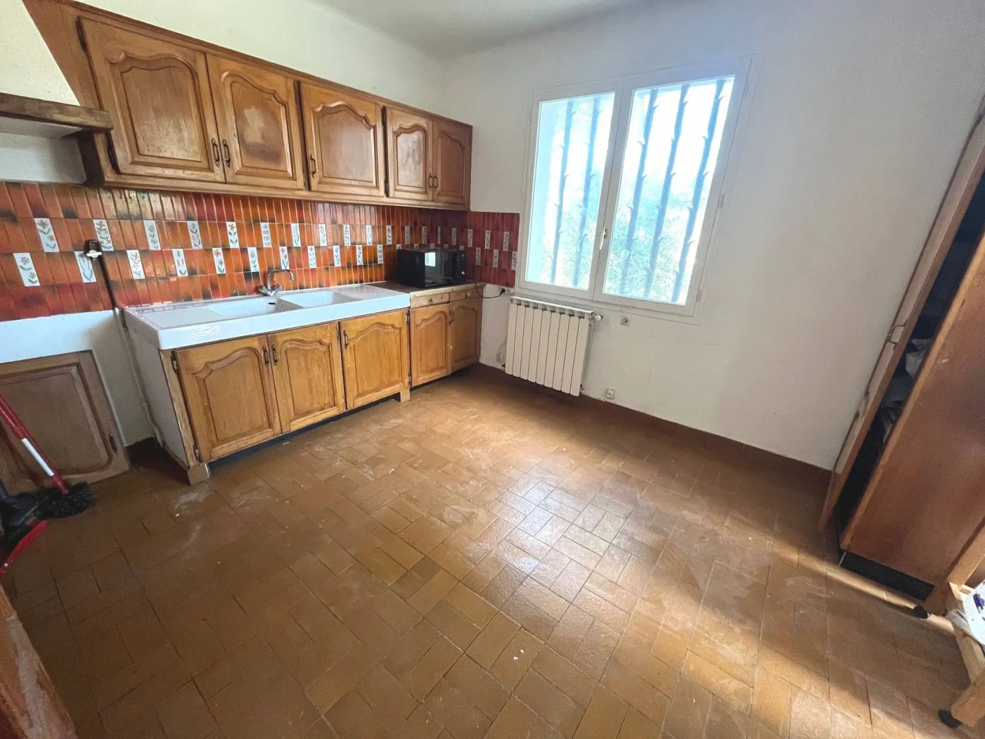 Villa à rénover sur deux niveaux Carnoux en Provence 6 chambres et grand garage