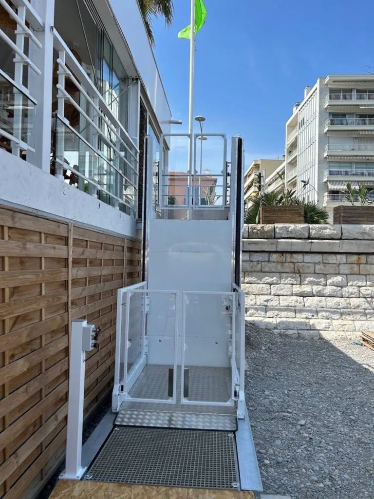 Cette plateforme verticale Strategos en front de mer à Cagnes sur mer près de Nice n'attend plus que vous