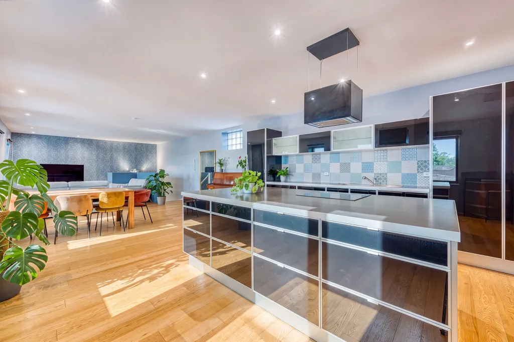 À vendre bel appartement esprit maison à BORDEAUX quartier SAINT-SEURIN / CROIX BLANCHE vaste pièce de vie et 2 chambres très belle façade en pierre et entrée indépendante