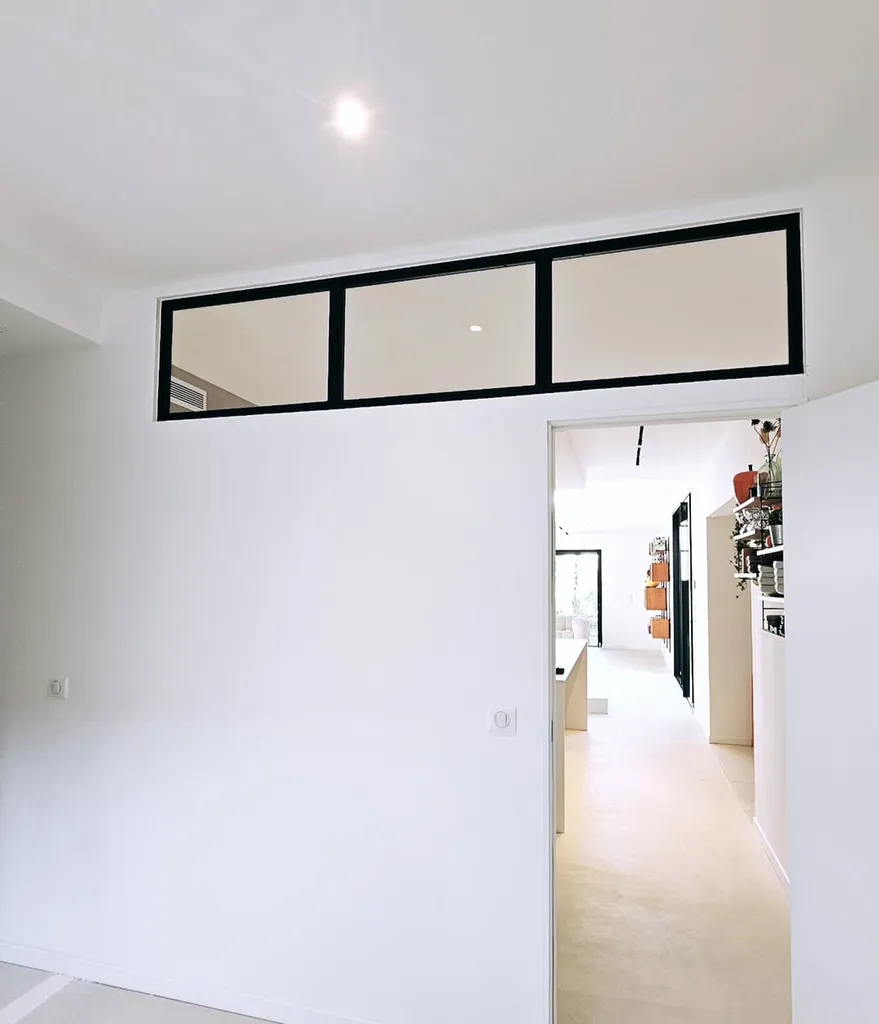 Création d’une verrière atelier en acier sur mesure pour ouvrir une cloison haute entre la cuisine et le salon d’une villa à Éguilles