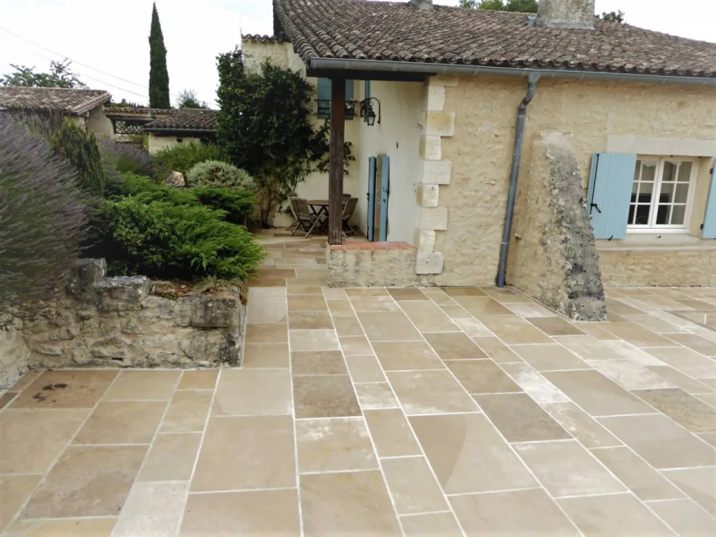 Dallage pierre de Dordogne pour sol intérieur et sol extérieur, de Paris à Cannes et de Bordeaux à Lyon.