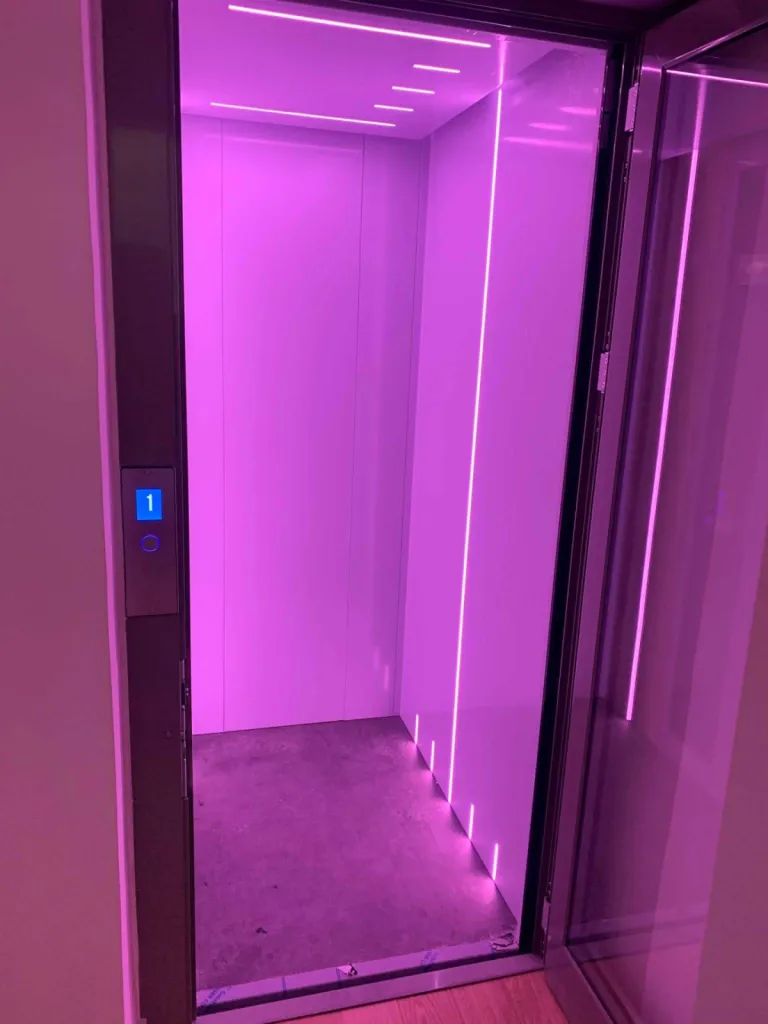 Design et finesse des matériaux pour cet ascenseur de maison VIMEC E20 installé à St Cyr sur Mer près de Marseille