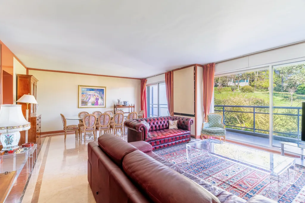 Salon à Sevres qui ouvre sur balcon