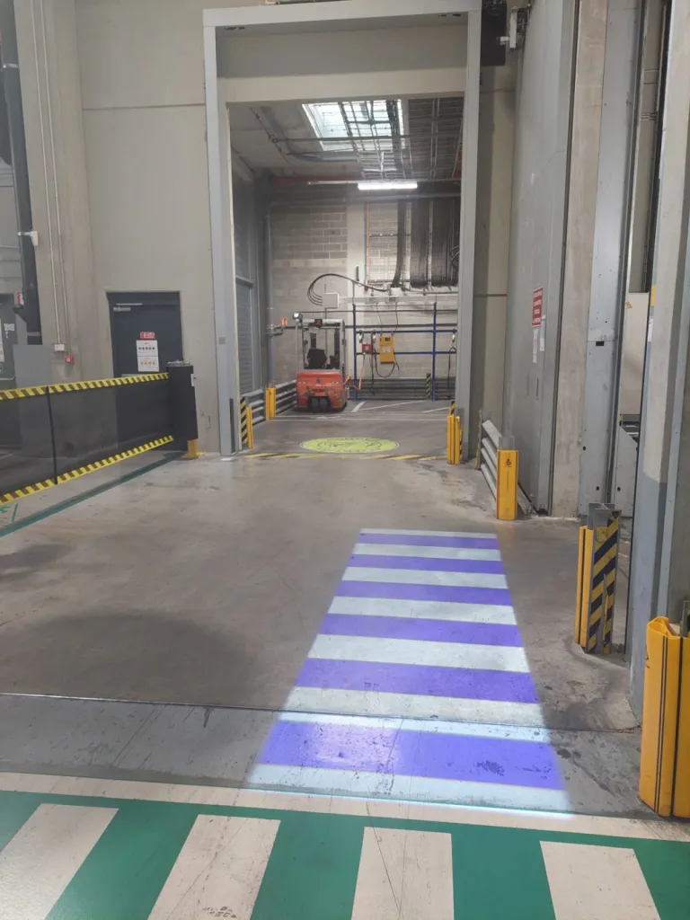 Sécurisation des passages piétons grâce à une signalisation LED lumineuse dans un entrepôt logistique à Fos-sur-Mer près de Martigues Sécurisation des passages piétons grâce à une signalisation LED lumineuse dans un entrepôt logistique à Fos-sur-Mer près de Martigues
