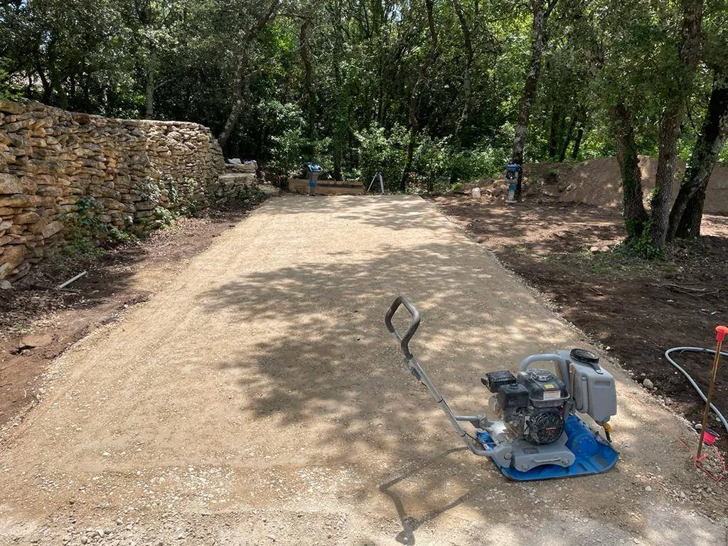 Création d'un terrain de pétanque avec bordures en traverses de chêne, à Gordes, Luberon dans le Vaucluse.