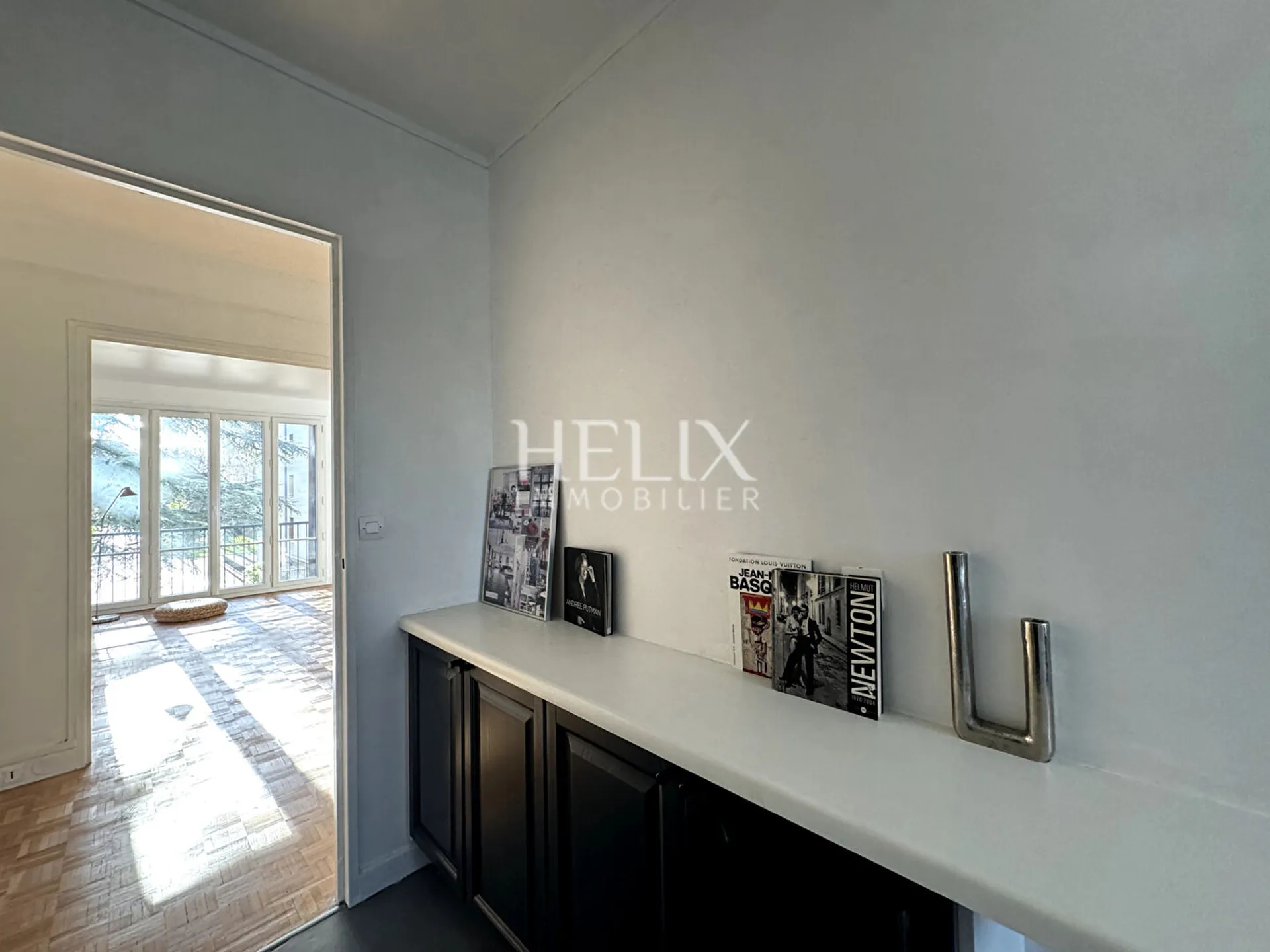 A vendre appartement ensoleillé avec balcon de 87,53 M² à Saint Germain en Laye, il se situe au 1er étage avec ascenseur, une triple exposition, le calme absolu,