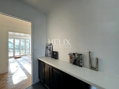 A vendre appartement ensoleillé avec balcon de 87,53 M² à Saint Germain en Laye, il se situe au 1er étage avec ascenseur, une triple exposition, le calme absolu,