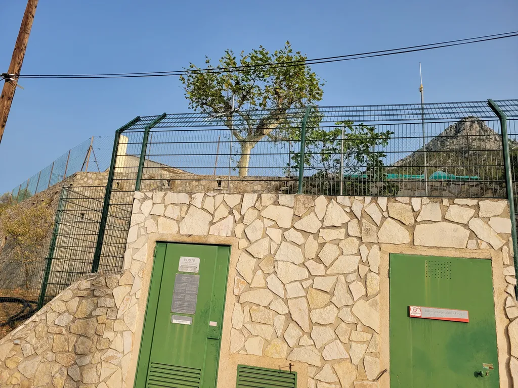 Réalisation et installation de clôtures double fil pour une station de surpression Veolia à Hyères dans le Var