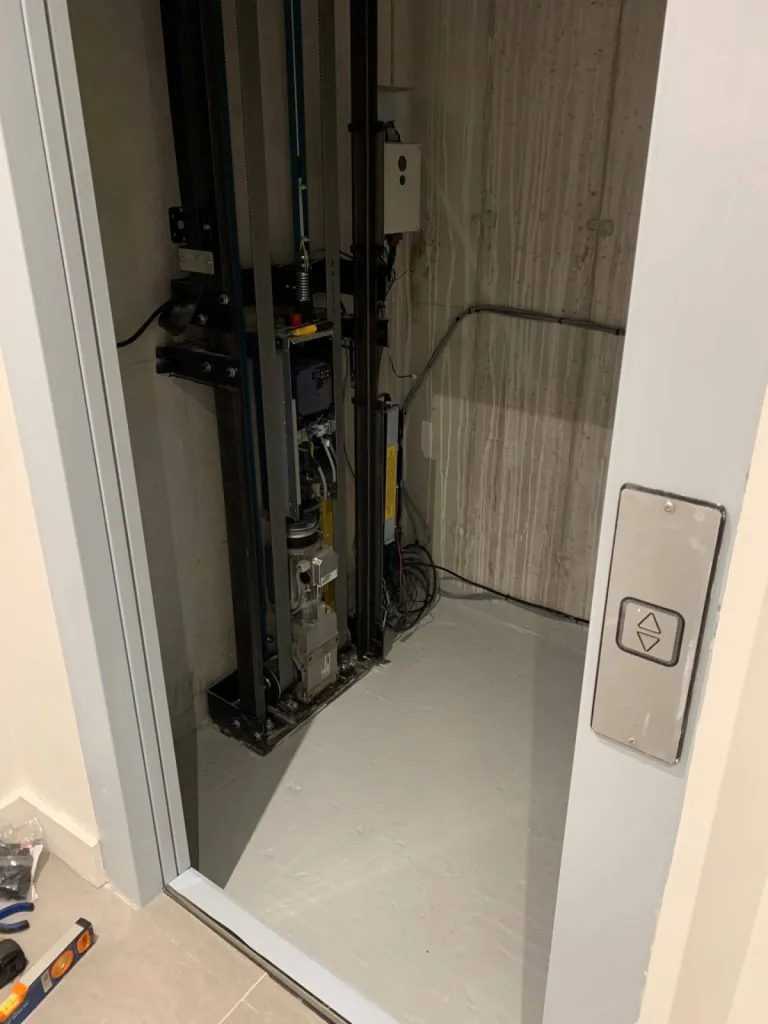 Une installation de qualité est essentielle pour le confort de cet un ascenseur de maison VIMEC en intérieur sur 3 niveaux avec accès d'équerre et portes télescopiques près de Fréjus entre Aix en Provence et Cannes