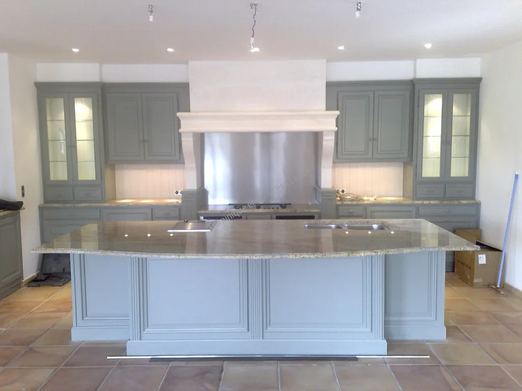 Ilot central en Granit poli.