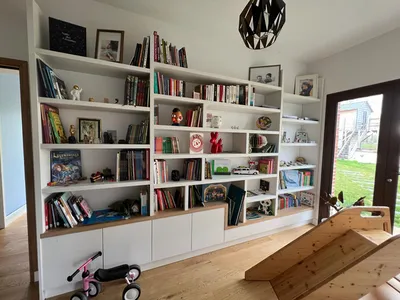 Bibliothèque sur mesure : fabrication artisanale et pose de rangements bois pour salon, bureau et pièces de vie par un menuisier expert en agencement intérieur à TOULOUSE