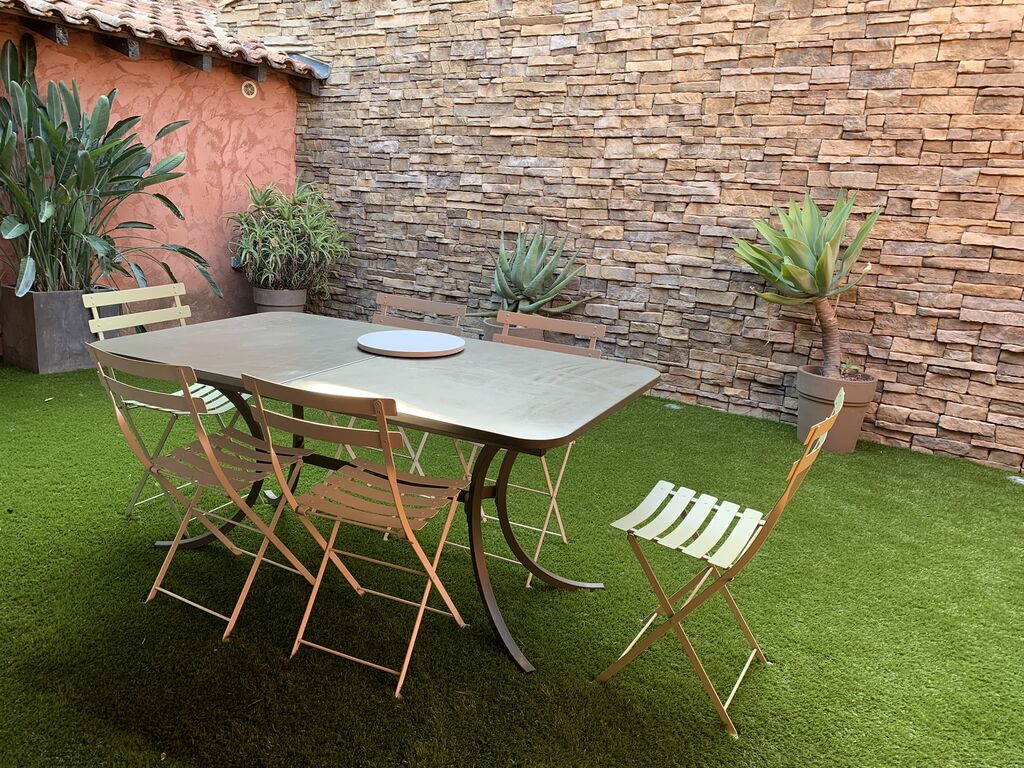 Création d’un patio contemporain avec parement de pierre et gazon synthétique