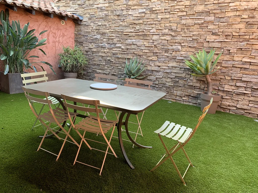 Création d’un patio contemporain avec parement de pierre et gazon synthétique