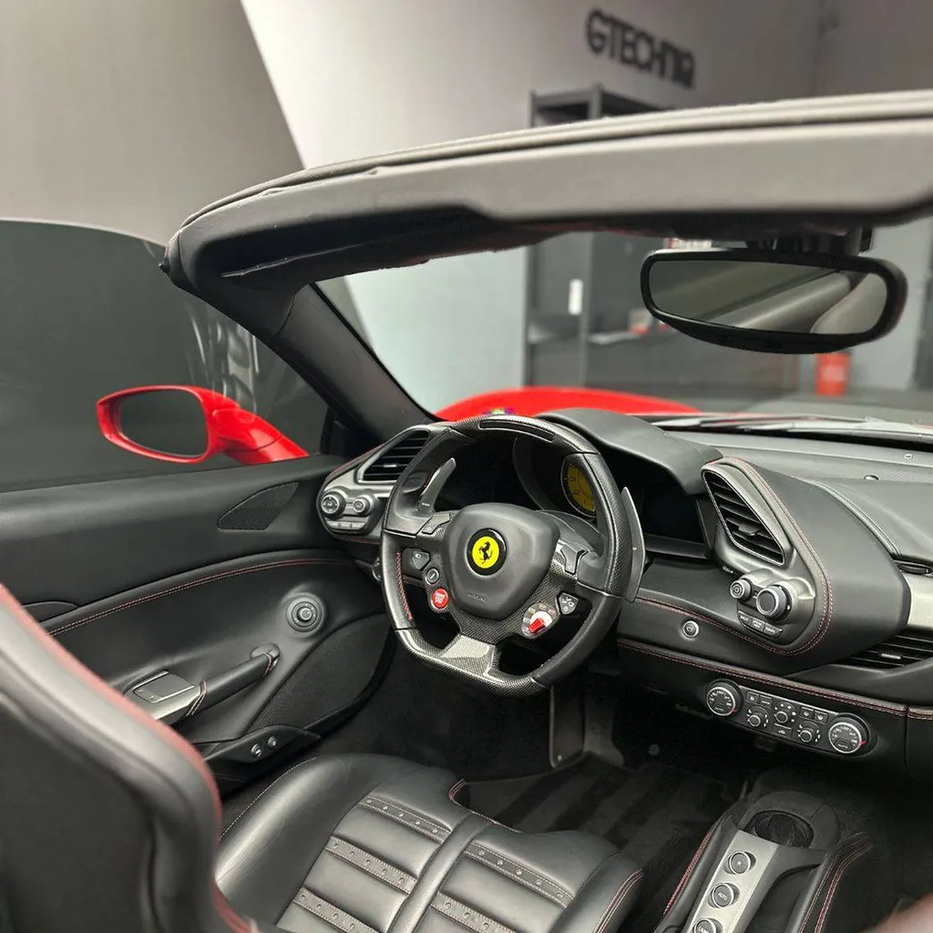 Réparation et repigmentation du cuir sur une Ferrari 488 Spider à Le Mans (72)
