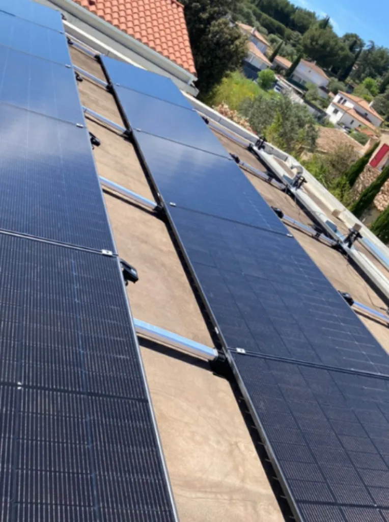 15 panneaux solaires Dualsun sur toit plat à La Ciotat, installation pour revente du surplus