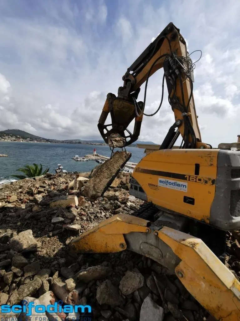 Travaux de démolition d'une maison avec le robot Brokk à Sanary sur Mer dans le Var