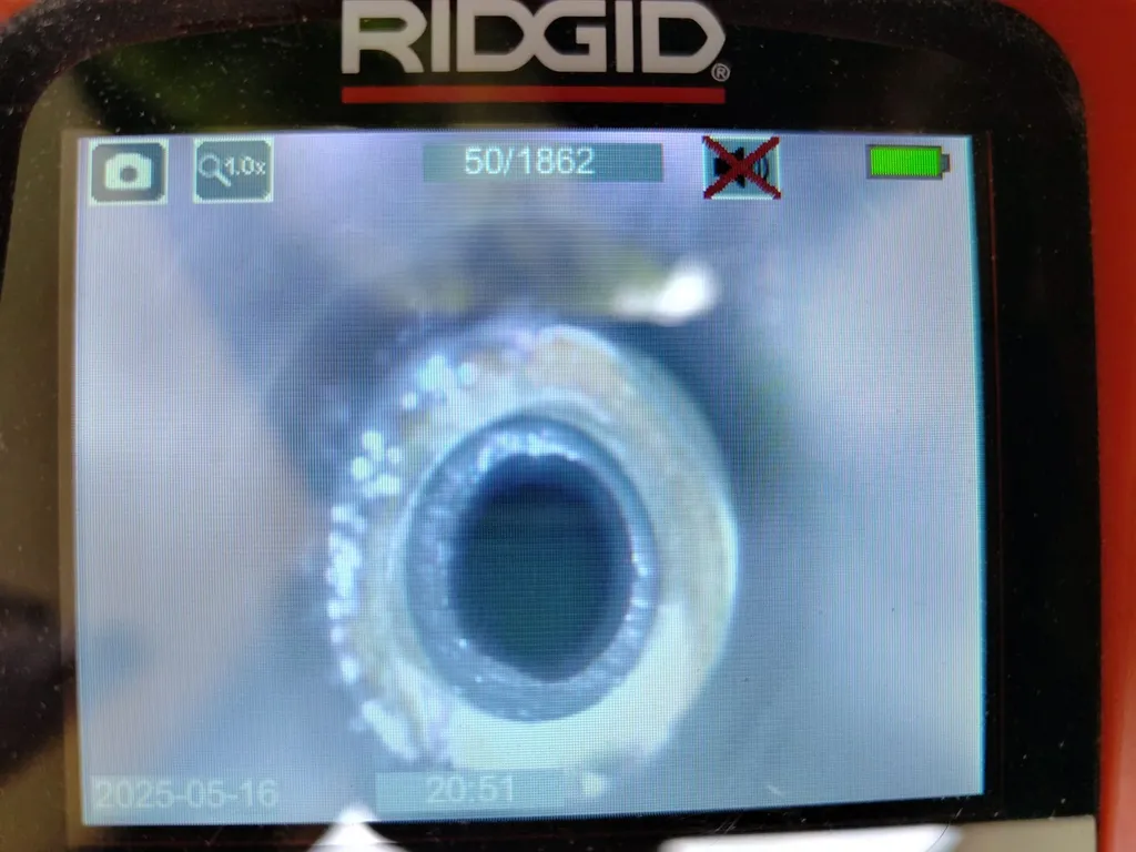 Quels sont les avantages de l'inspection vidéo par caméra endoscopique pour localiser une infiltration dans un mur ?