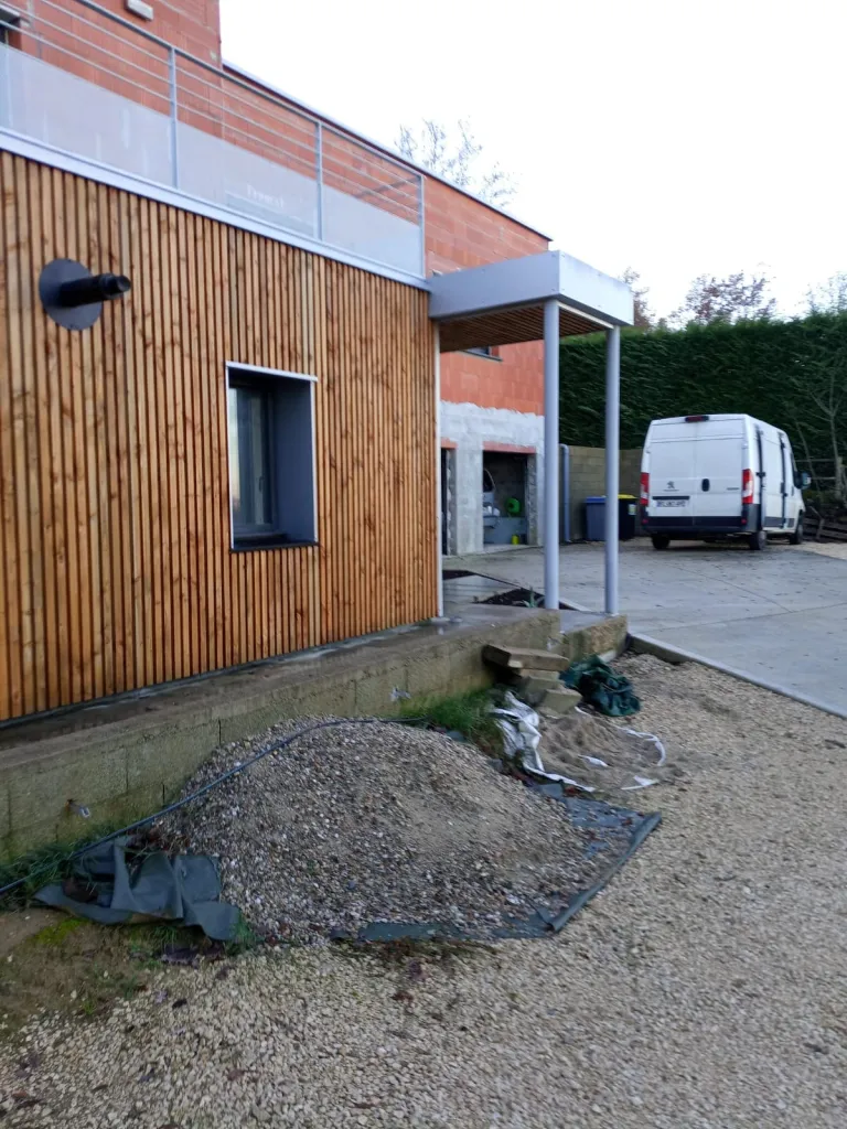 Construire une extension en bois avec toit plat et grandes ouvertures à Toulouse