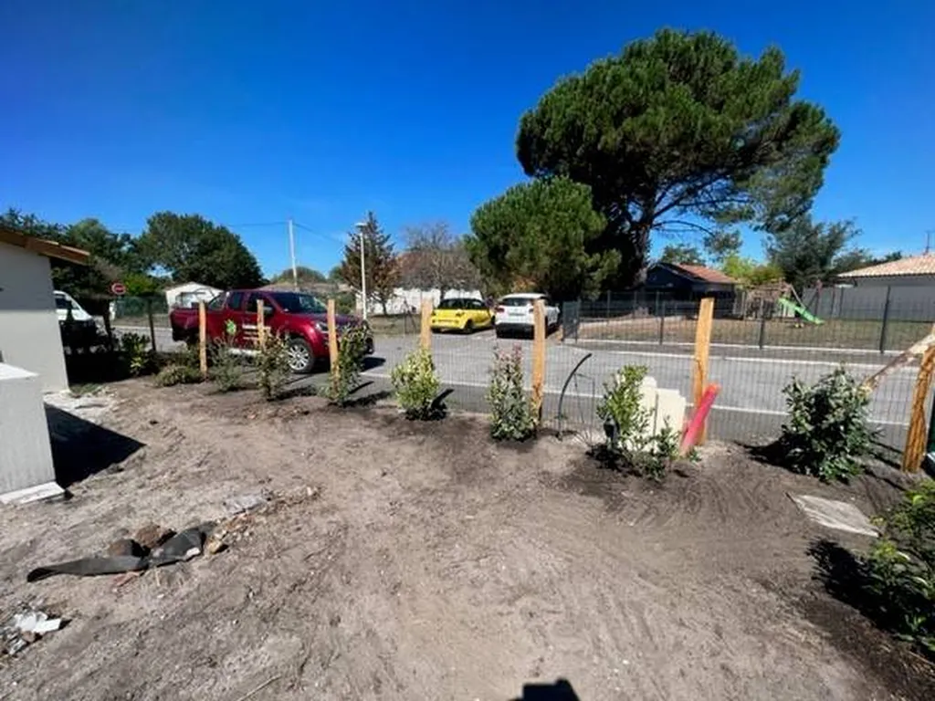Mise en place d’une clôture provisoire et discrète sur un terrain situé à Sanguinet