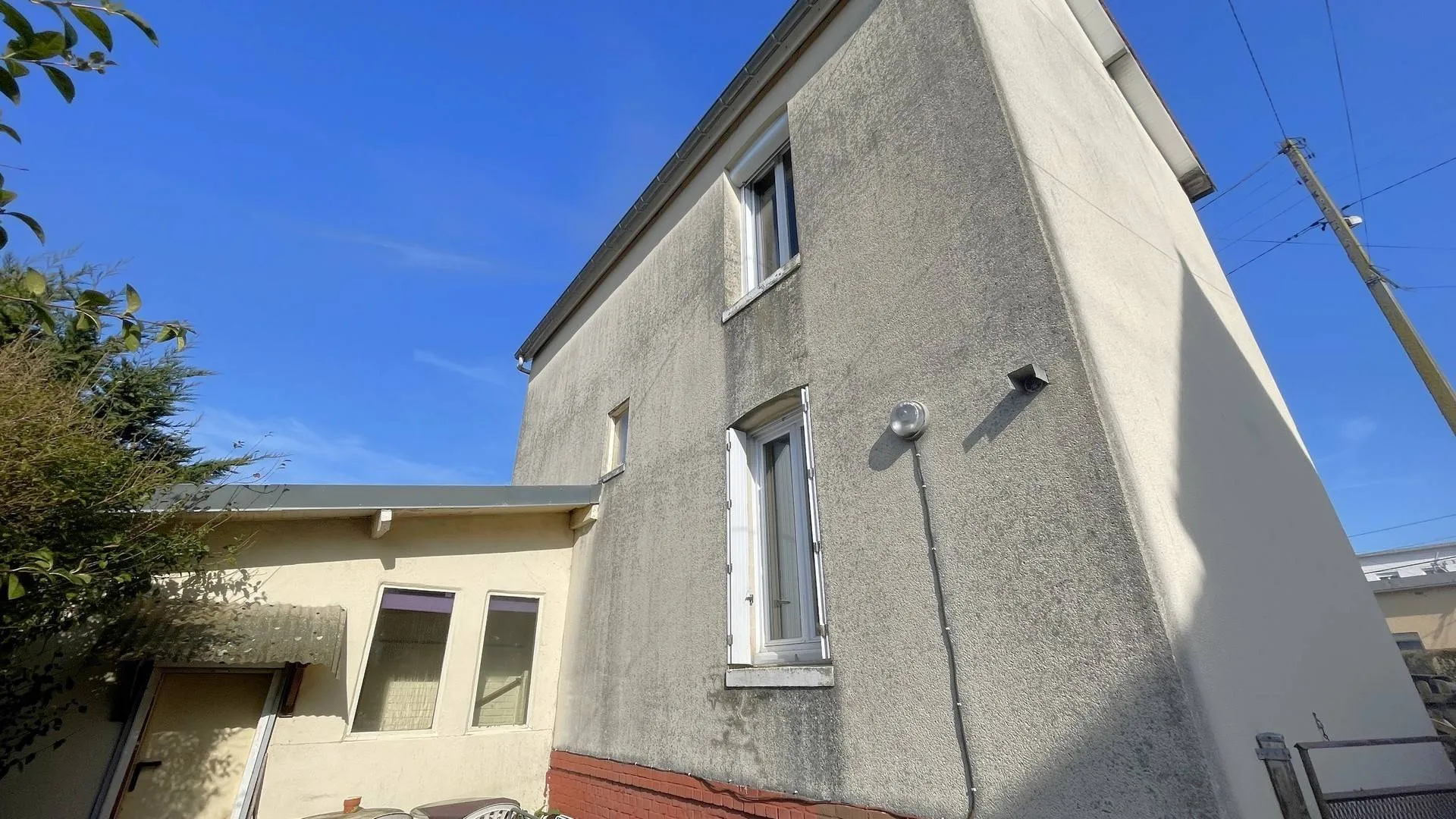 Maison ancienne à vendre à Dieppe, quartier recherché : Proximité immédiate des commodités et du centre-ville, avec potentiel d’agrandissement.