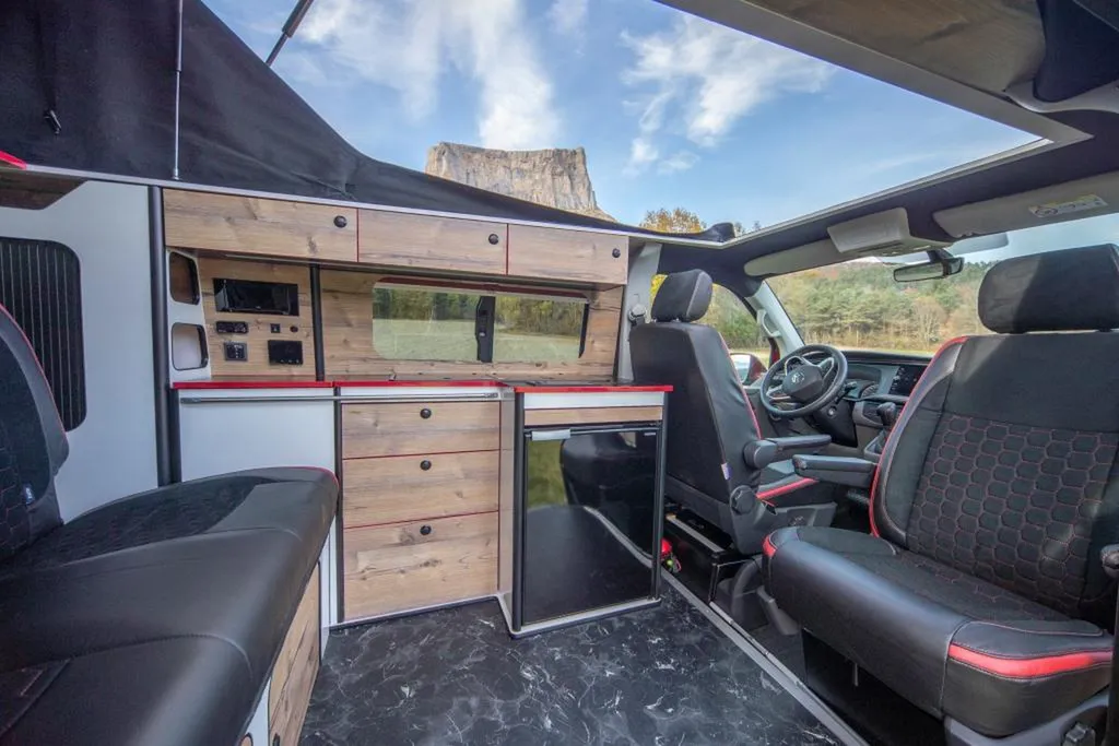 Aménagement intérieur sur-mesure VW T6.1 Long Full Options à Paris et en Île-de-France