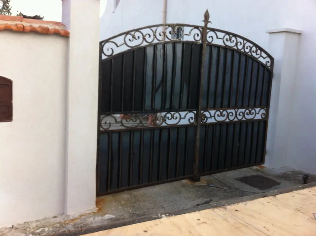 PORTAIL EN FER  MODIFIE PORT DE BOUC MISE EN PLACE DE TOLE ACIER POUR BRISE VUE 13