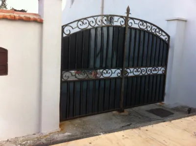 PORTAIL EN FER  MODIFIE PORT DE BOUC MISE EN PLACE DE TOLE ACIER POUR BRISE VUE 13