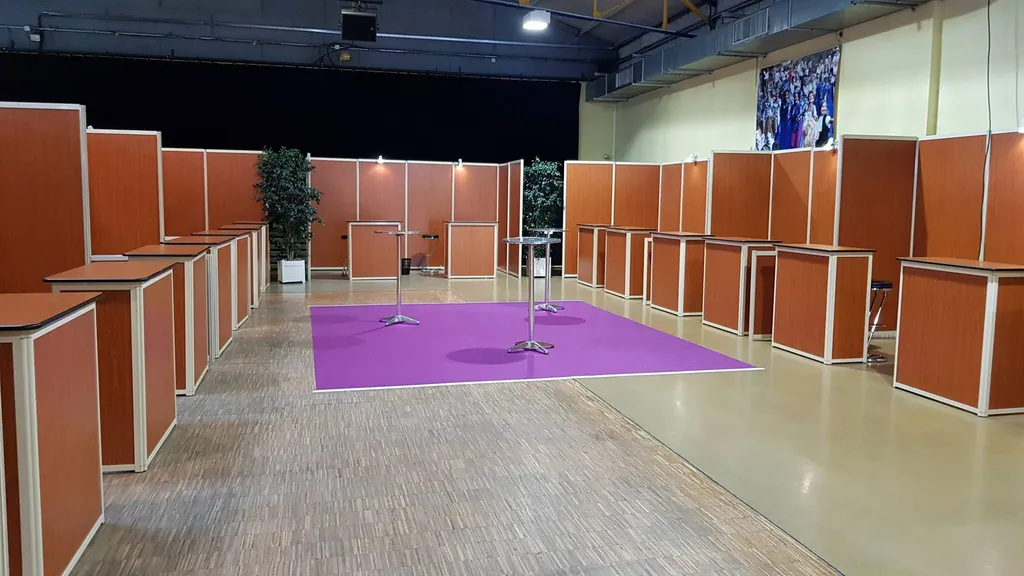 Agencement de cloison pour un salon