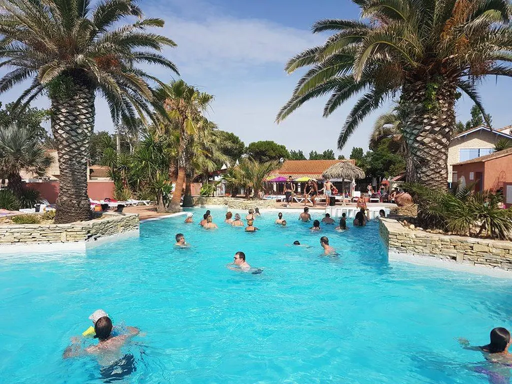 piscine chauffée bord de mer en camping 4 étoiles à vias plage