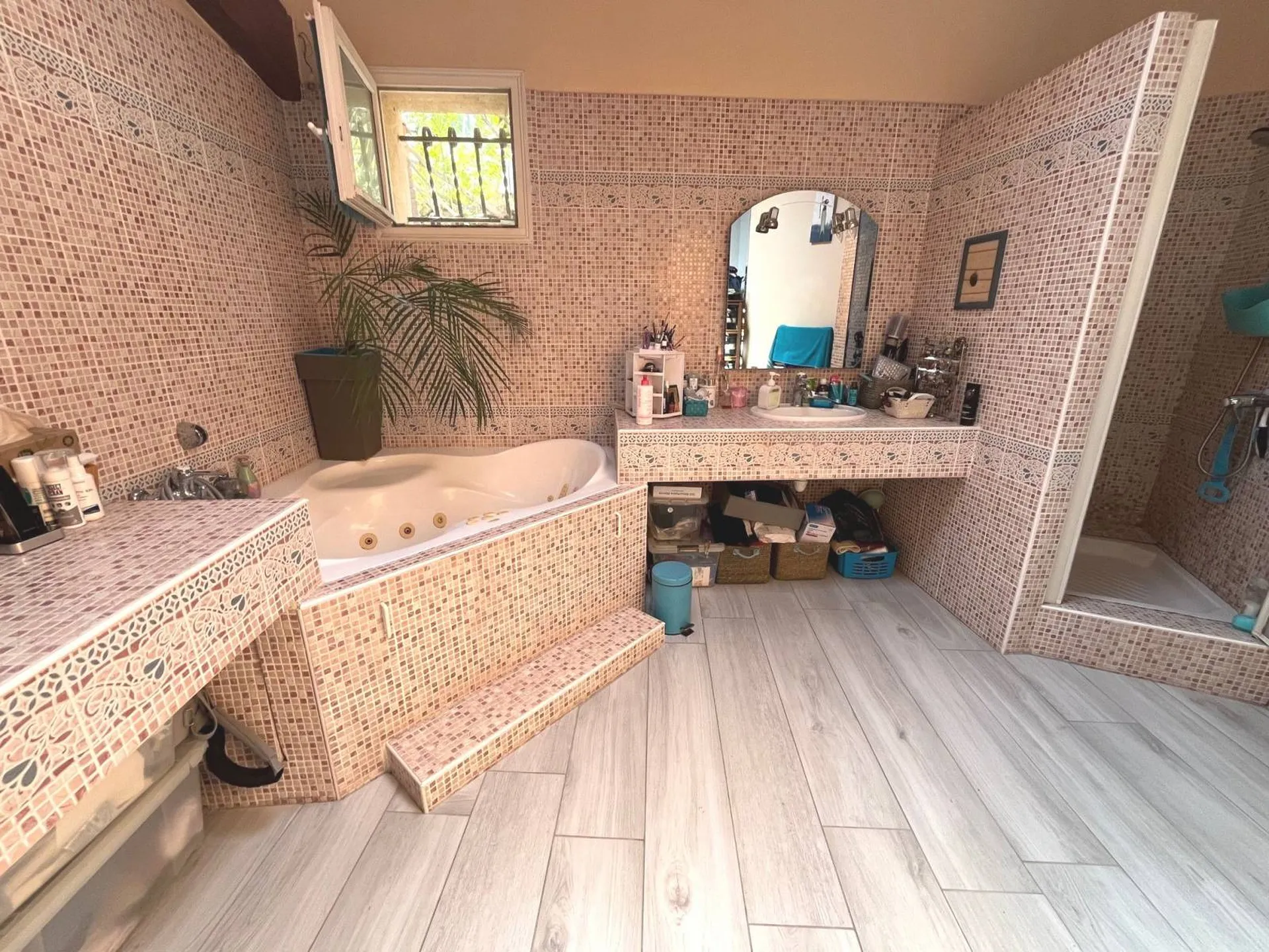 Maison à vendre avec deux logements sur Ceyreste , piscine et grand sous sol , au calme