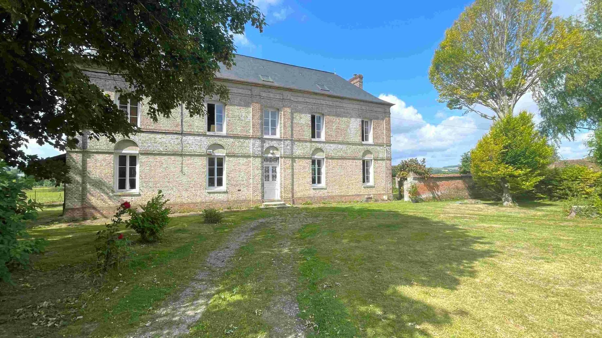 **Maison de Maître avec dépendance à vendre** : Découvrez cette élégante propriété de 245,52 m² avec dépendance de 150 m², proposée en exclusivité par Terres et Demeures de Normandie à proximité de Neufchâtel-en-Bray.